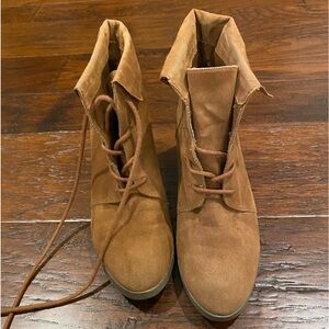 Camel wedge boots